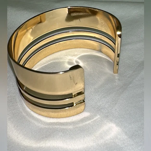 ✨💛 Gold Cut out Cuff Bangle with 3 lines from Nordstrom 💛✨ - Picture 5 of 11